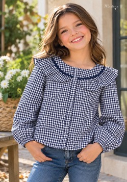 Niña con blusa de cuadros vichy azul con cuello de olán
