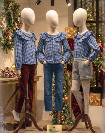 Aparador navideño de Martina con blusas de mezclilla con cuello de olán