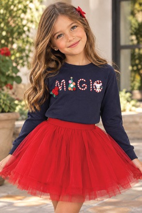 Niña con blusa azul marino estampada Magic y falda roja de tul